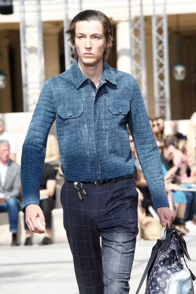 Look 10